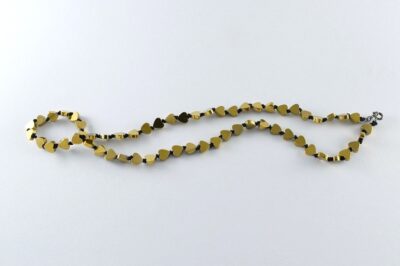 Κολιέ με πέτρες αιματίτη σε χρώμα χρυσαφί και σχήμα καρδιά, μήκους 45 εκ., δεμένες κόμπο κόμπο, με ασημένιο επιπλατινωμένο (μαύρο) κούμπωμα ανεροσόλ.