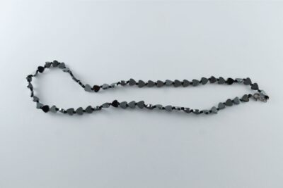 Κολιέ με πέτρες αιματίτη σε χρώμα γκρι και σχήμα καρδιά, μήκους 45 εκ., δεμένες κόμπο κόμπο, με ασημένιο επιπλατινωμένο (μαύρο) κούμπωμα ανεροσόλ.