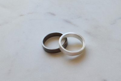 Unisex μίνιμαλ δαχτυλίδι σε ασήμι 925, σε διάφορα νούμερα & σε δύο χρώματα: Ασημί & Μαύρο.