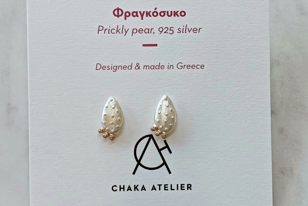 Καρφωτά σκουλαρίκια φραγκόσυκα δίχρωμα (με ροζ επίχρυσες λεπτομέρειες), διαστάσεων 1 x 1,7 εκ. Φινίρισμα: Ματ. Συνοδεύεται από κάρτα Chaka Atelier.