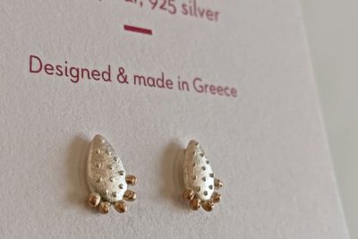 Καρφωτά σκουλαρίκια φραγκόσυκα μικρά δίχρωμα (με ροζ επίχρυσες λεπτομέρειες) διαστάσεων 0,8 x 1,2 εκ. Υλικό: Ασήμι 925. Συνοδεύεται από κάρτα Chaka Atelier.
