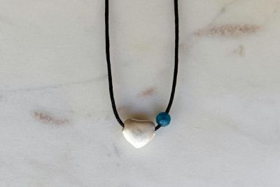 Κρεμαστό heart pebble, κατασκευασμένο σε ασήμι 925 με πέτρα αχάτη. Μήκος κορδονιού 90 εκ. με δυνατότητα αυξομείωσης.