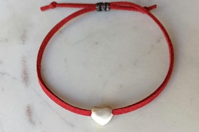 Βραχιόλι heart pebble σε ασήμι 925, περασμένη σε κόκκινο σουέτ κορδόνι με αυξομείωση.