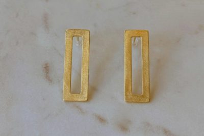 Καρφωτά σκουλαρίκια ορθογώνια, minimal, διαχρονικά & απόλυτα σύγχρονα! Υλικό: Ορείχαλκος, Ασήμι 925 (καρφάκια). Επίχρυσα. Διαστάσεις: 2,8 x 0,9 εκ.