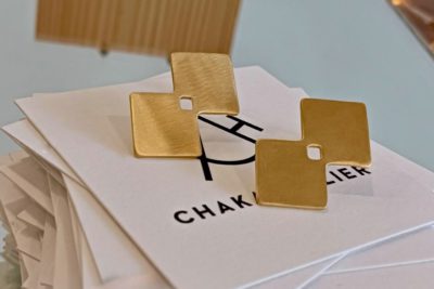 Καρφωτά σκουλαρίκια ρόμβοι, minimal, διαχρονικά & απόλυτα σύγχρονα! Υλικό: Ορείχαλκος, Ασήμι 925 (καρφάκια). Επίχρυσα. Διαστάσεις: 2,5 x 1,5 εκ.