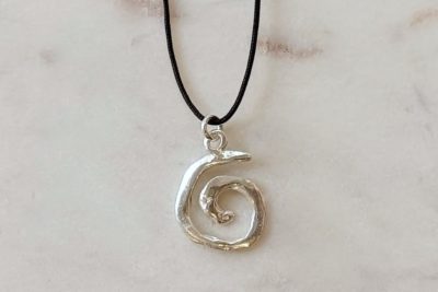 Κρεμαστό σπείρα unisex. Υλικό: Ασήμι 925, κορδόνι (μαύρο). Με αυξομείωση.