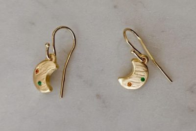 Κρεμαστά σκουλαρίκια, σχέδιο μισοφέγγαρο, με ζιρκόν σε χρώματα πράσινο & πορτοκαλί. Υλικό: Ορείχαλκος (κρεμαστά στοιχεία) & Ασήμι 925 (γάντζοι). Επίχρυσα.