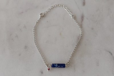 Βραχιόλι αλυσίδα με πέτρα χαολίτη μπλε σε κυλινδρικό σχήμα και πετρούλα γρανάτη. Υλικό: Ασήμι 925. Μήκος: 16 - 21 εκ.